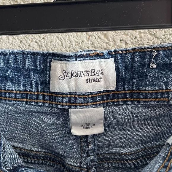 St. John’s Bay Vintage Stretch Mid Rise Relaxed Fit Denim Jean Shorts Size 12 - Picture 2 of 3